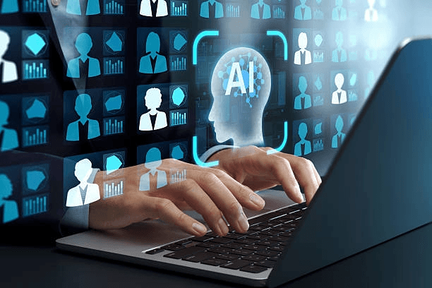 Personne tapant une instruction sur un écran d'ordinateur face à une interface d'IA générative