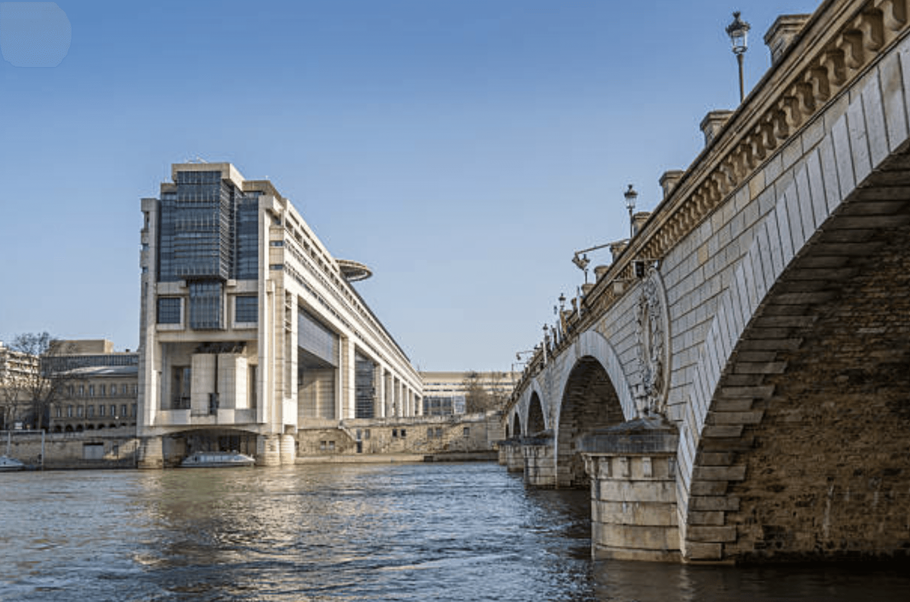 Bâtiment administratif public avec un cadenas numérique symbolisant une cyberattaque