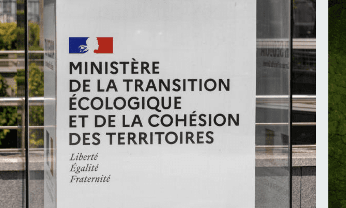 Bâtiment ministériel avec un écran affichant une interruption de service liée à une cyberattaque