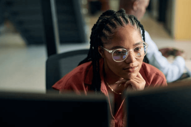 Ingénieur data travaillant sur des pipelines de données et une architecture cloud affichés à l'écran