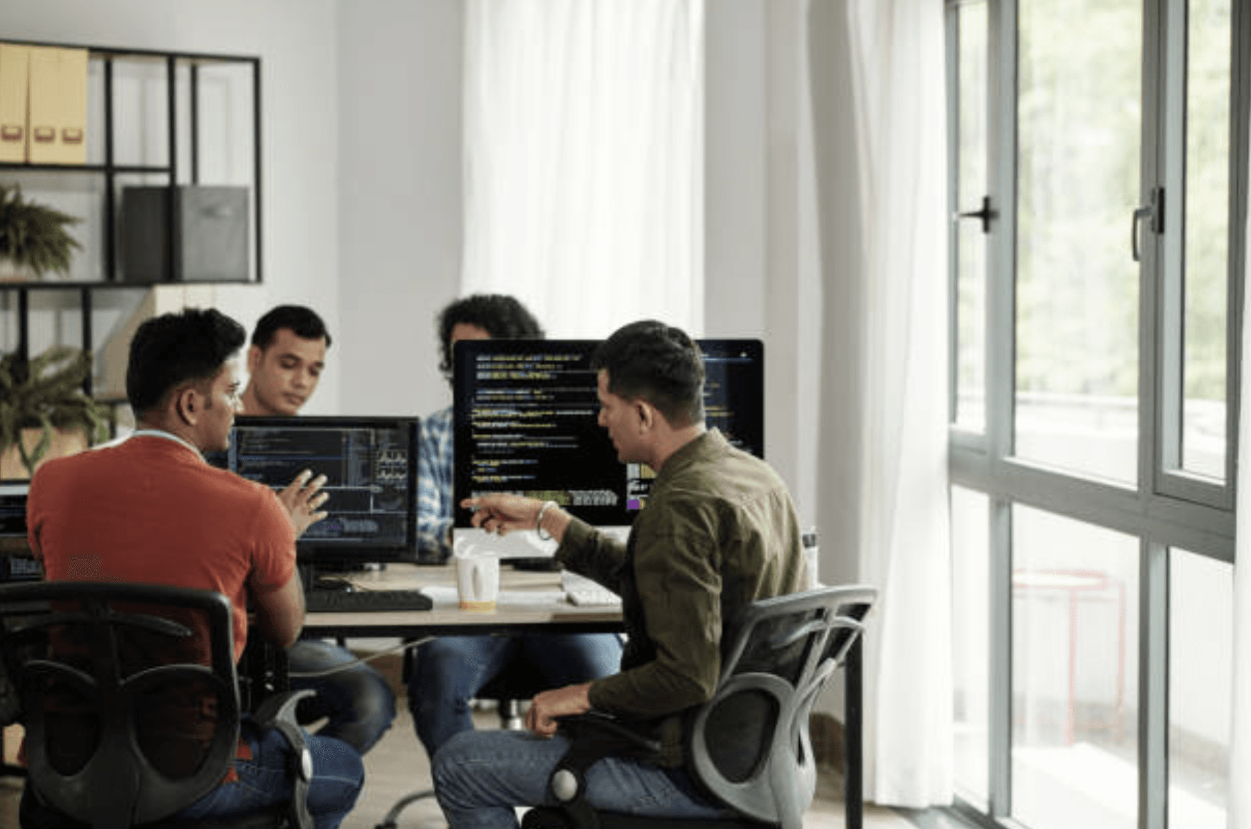 Jeune développeur devant un écran de code, illustrant les débuts de carrière dans la tech