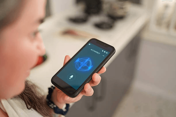 Lycéens en classe travaillant sur l'intelligence artificielle devant des ordinateurs