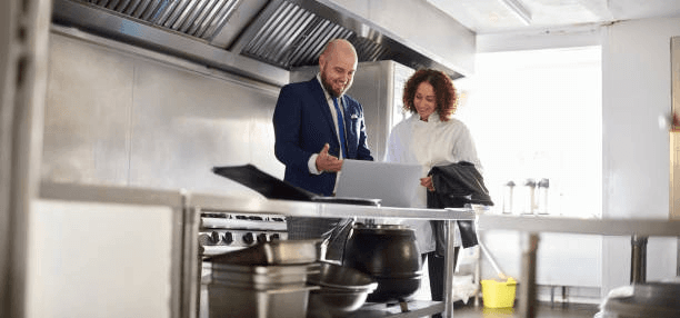 Personne en reconversion professionnelle travaillant dans la cybersécurité